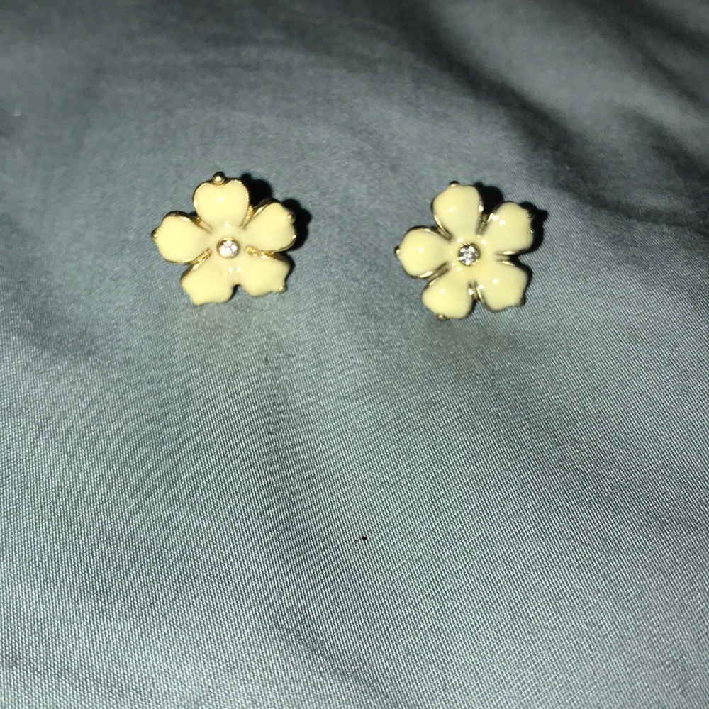 Flower stud earrings